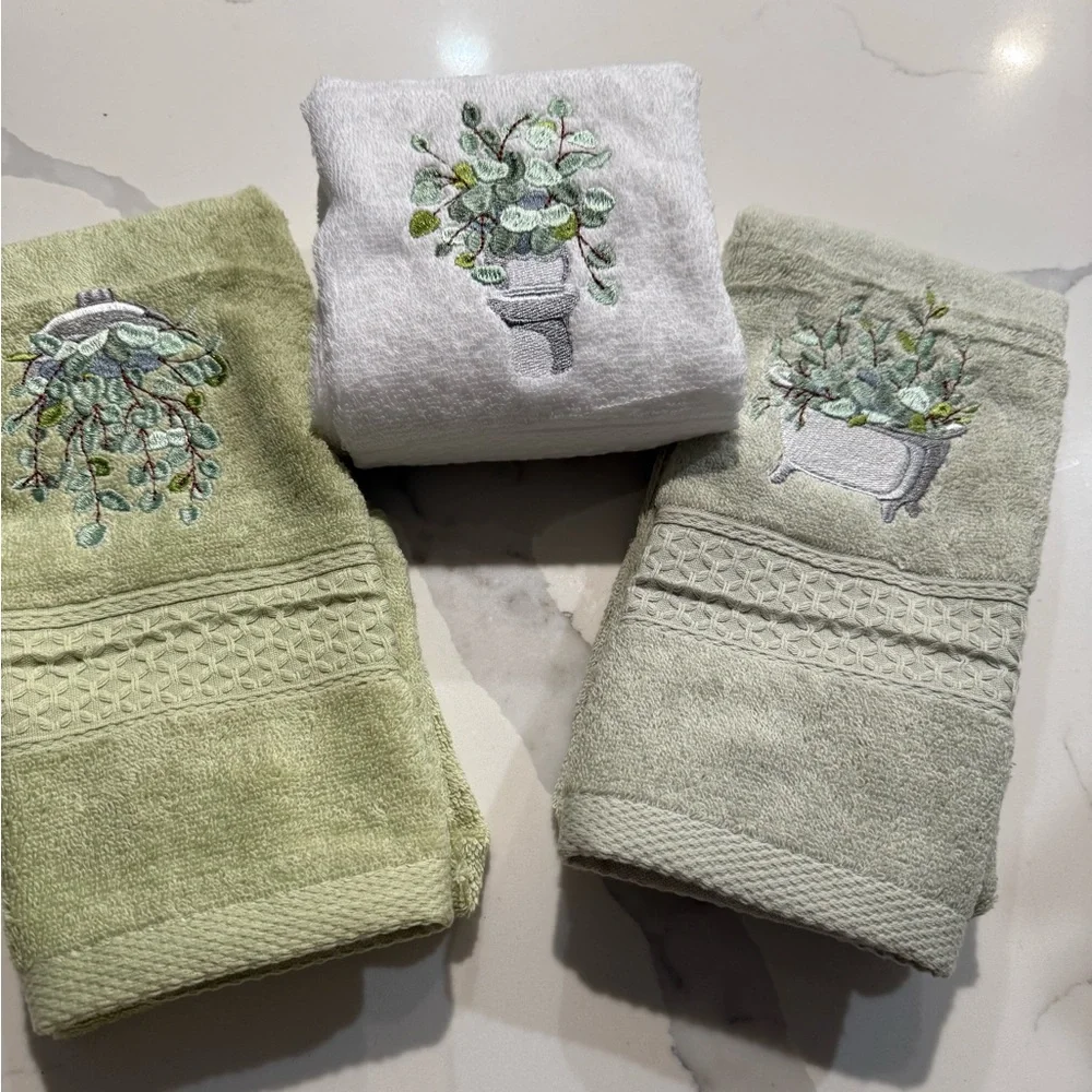 Elegant Green and White Bath Towel Set